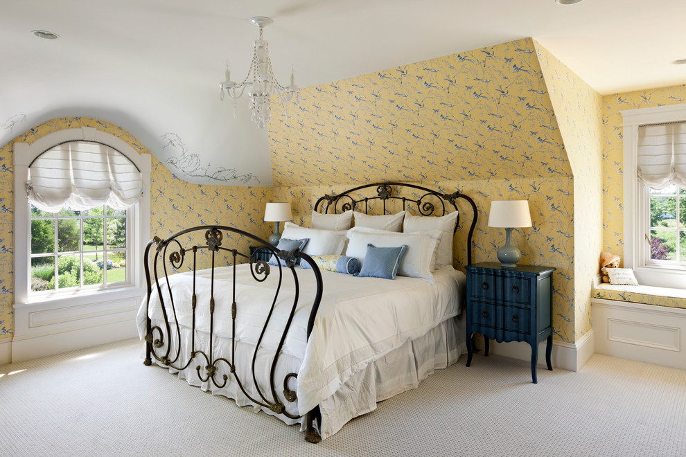 На фото: гостевая спальня (комната для гостей) в классическом стиле с разноцветными стенами и ковровым покрытием без камина с