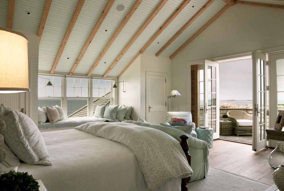 Идея дизайна: большая хозяйская спальня в морском стиле с белыми стенами и светлым паркетным полом без камина