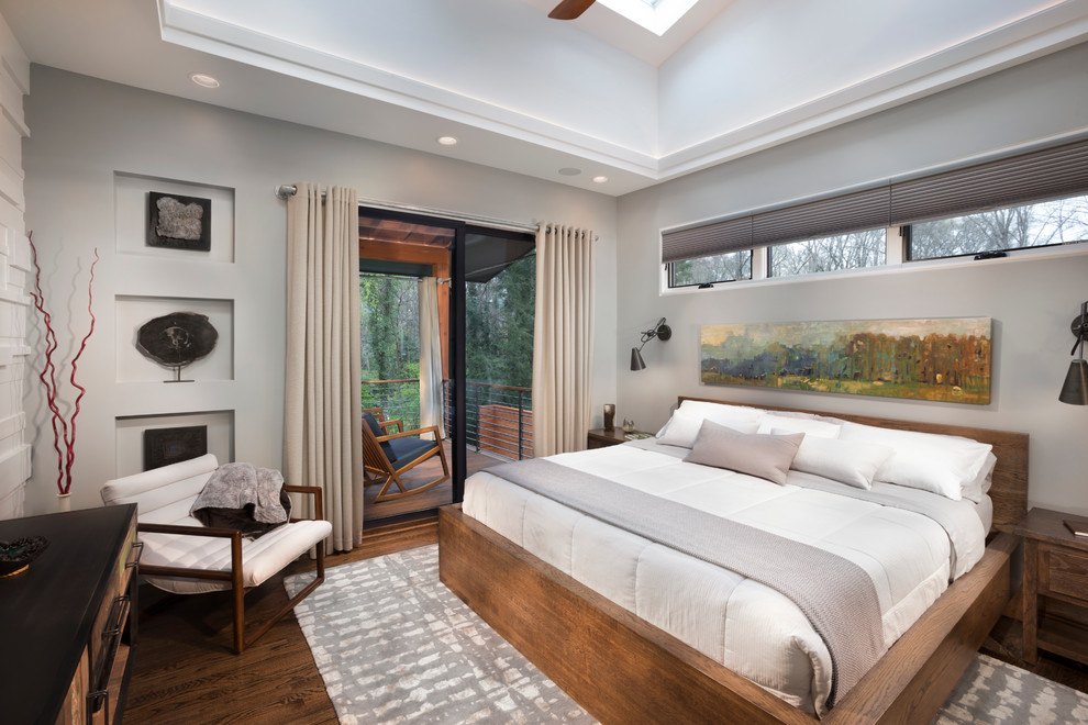 Modernes Hauptschlafzimmer mit grauer Wandfarbe und braunem Holzboden in Sonstige