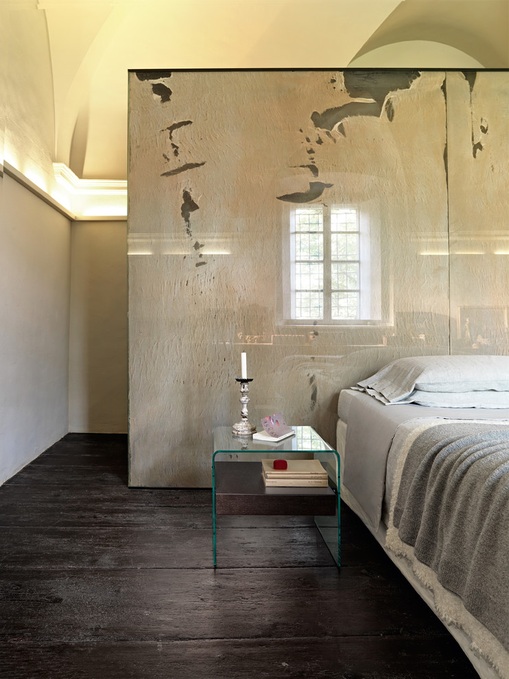На фото: спальня среднего размера на антресоли в современном стиле с желтыми стенами, деревянным полом и черным полом с
