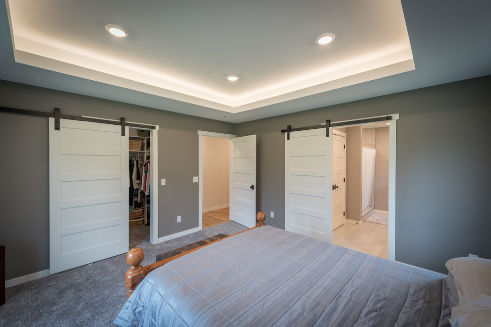 Ejemplo de dormitorio principal clásico renovado de tamaño medio sin chimenea con paredes grises, moqueta y suelo gris