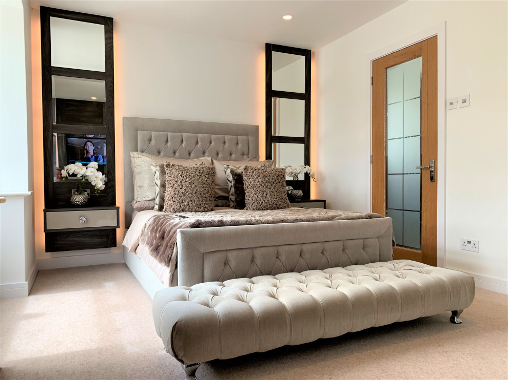 Exemple d'une petite chambre tendance avec un mur beige.