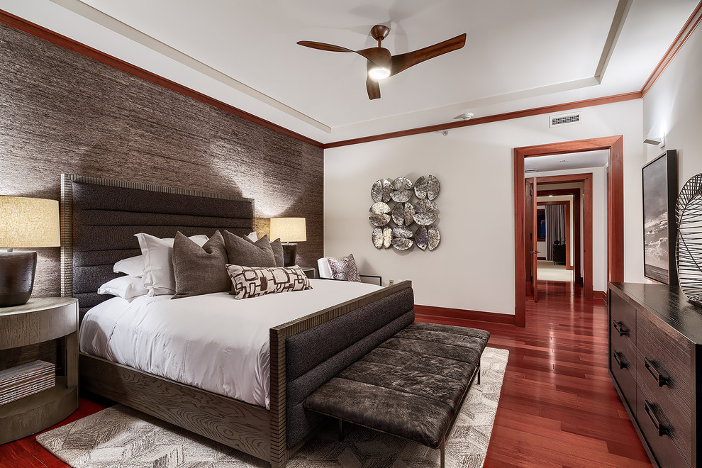 Стильный дизайн: большая хозяйская спальня в современном стиле с серыми стенами, паркетным полом среднего тона и красным полом без камина - последний тренд