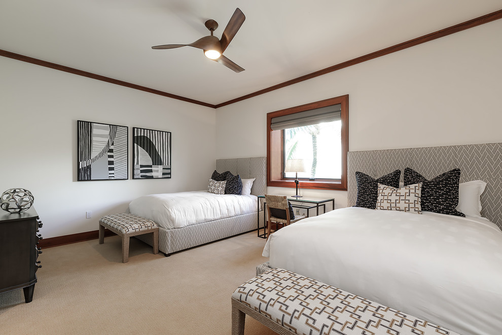 Идея дизайна: гостевая спальня среднего размера, (комната для гостей) в стиле неоклассика (современная классика) с белыми стенами, ковровым покрытием и бежевым полом без камина