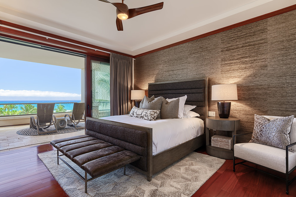 ハワイにある広いコンテンポラリースタイルのおしゃれな主寝室 (グレーの壁、無垢フローリング、赤い床、暖炉なし) のレイアウト