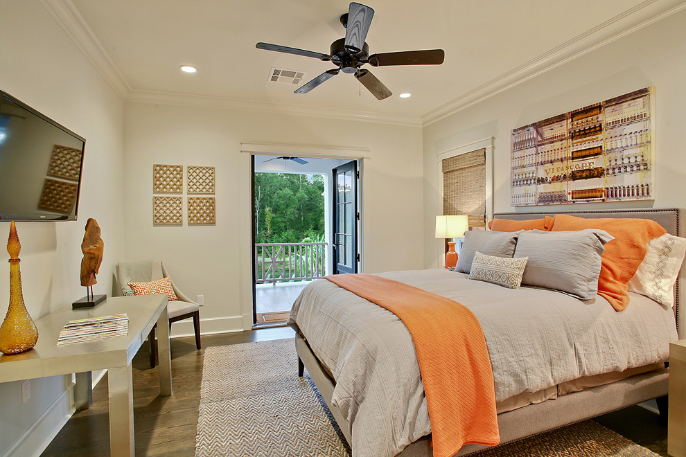 Diseño de dormitorio mediterráneo con paredes beige y suelo de madera en tonos medios