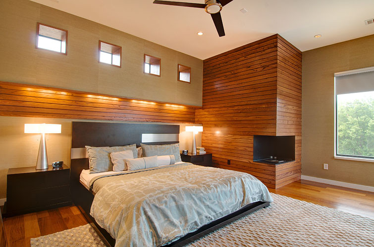 Foto de dormitorio principal minimalista grande con suelo de madera en tonos medios, suelo marrón y paredes beige