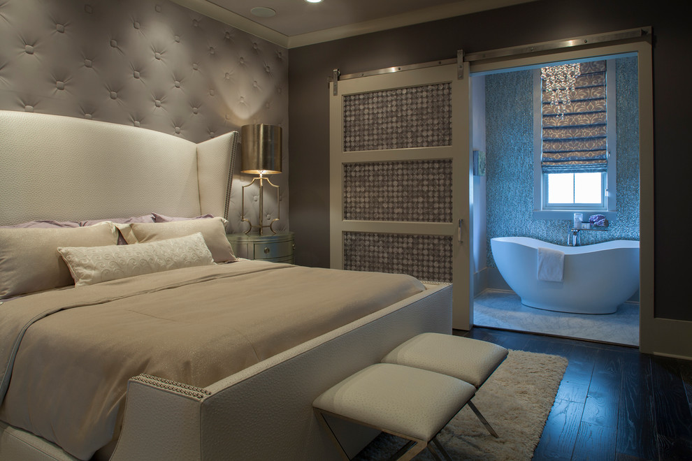 Modelo de dormitorio clásico renovado con paredes grises y suelo de madera oscura