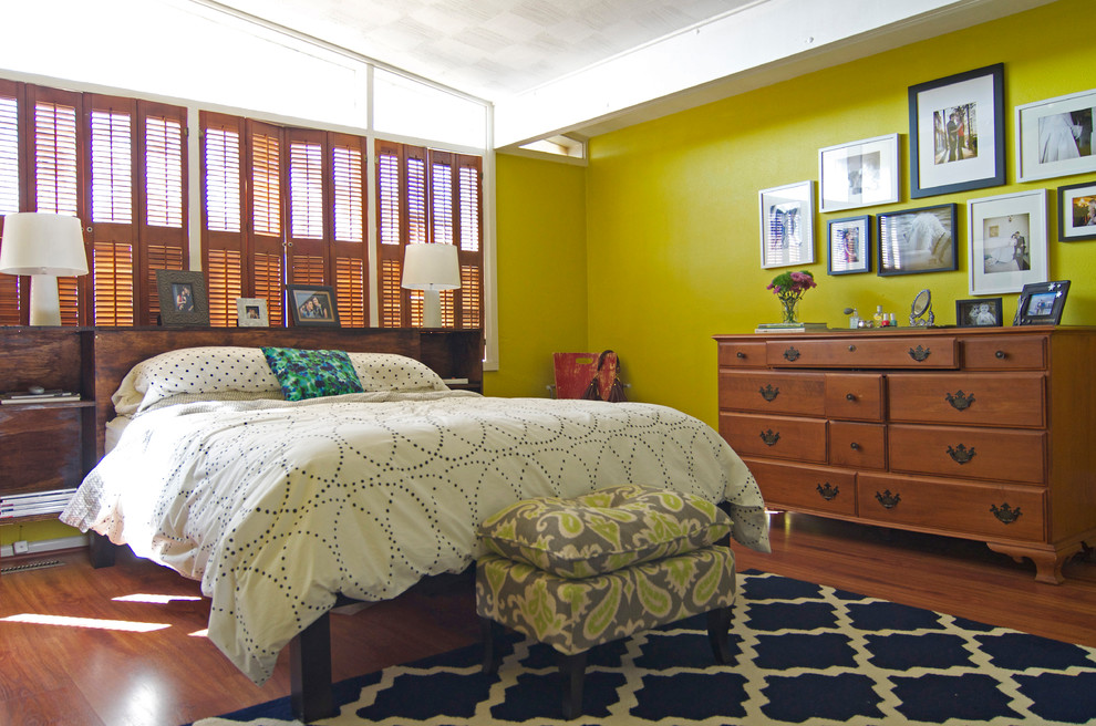Diseño de dormitorio contemporáneo con paredes verdes y suelo de madera en tonos medios