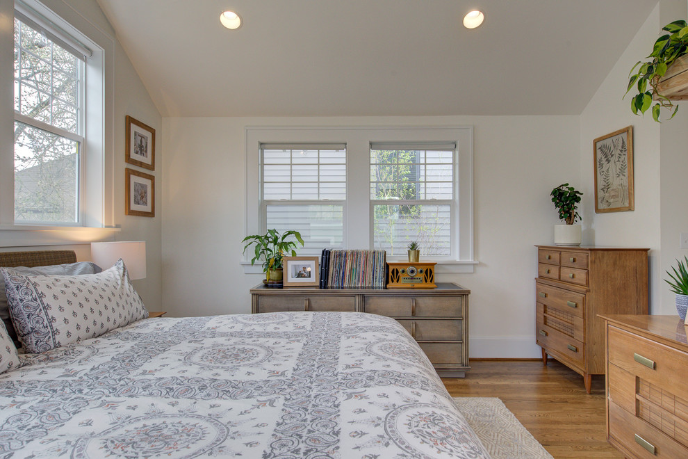 Источник вдохновения для домашнего уюта: хозяйская спальня среднего размера в стиле ретро с белыми стенами, паркетным полом среднего тона и коричневым полом без камина