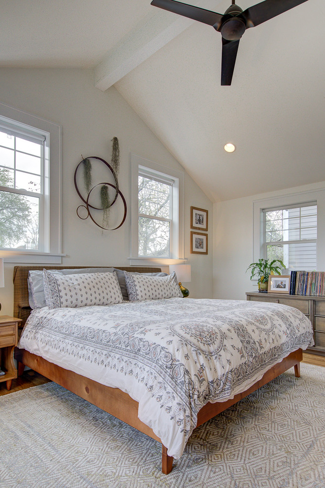 На фото: хозяйская спальня среднего размера в стиле ретро с белыми стенами, паркетным полом среднего тона и коричневым полом без камина с