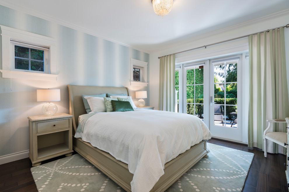 Стильный дизайн: большая хозяйская спальня в стиле неоклассика (современная классика) с синими стенами и темным паркетным полом без камина - последний тренд