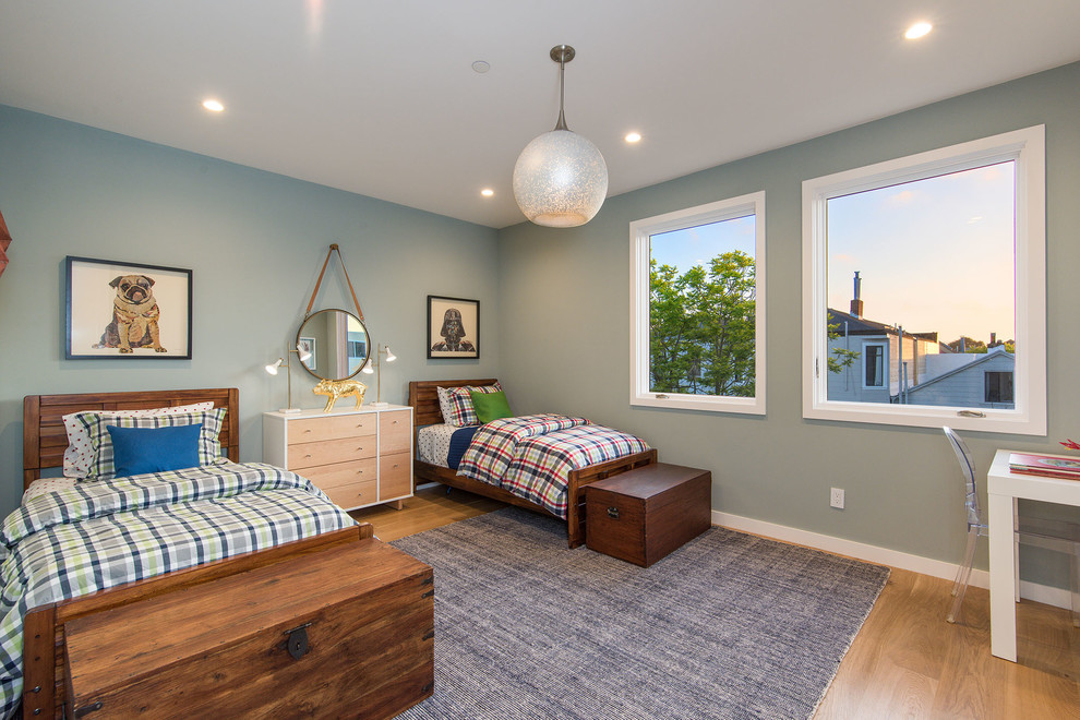 Cette image montre une chambre d'amis traditionnelle avec un mur vert, parquet clair et un sol beige.