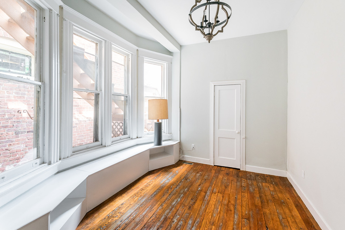 Mittelgroßes Klassisches Gästezimmer ohne Kamin mit grauer Wandfarbe, braunem Holzboden und braunem Boden in Wilmington