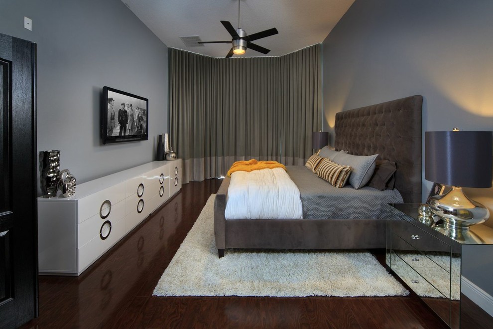 На фото: хозяйская спальня среднего размера: освещение в современном стиле с серыми стенами и темным паркетным полом с
