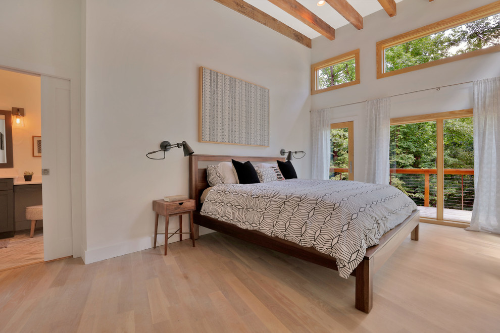 Großes Modernes Hauptschlafzimmer mit weißer Wandfarbe und hellem Holzboden in Richmond