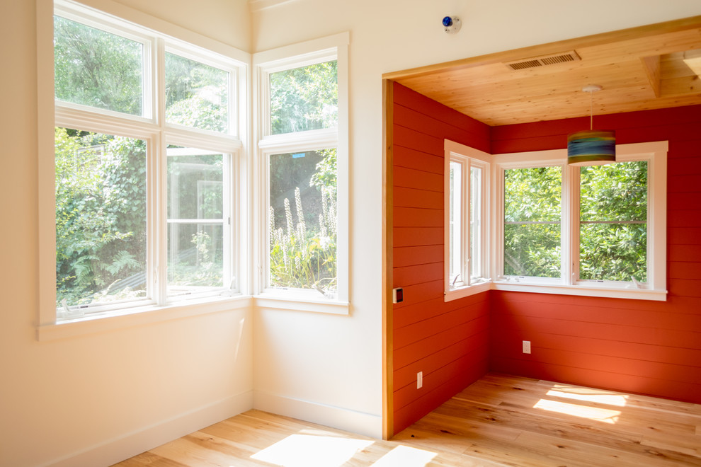 サンフランシスコにある中くらいなコンテンポラリースタイルのおしゃれな主寝室 (オレンジの壁、淡色無垢フローリング、暖炉なし、茶色い床)