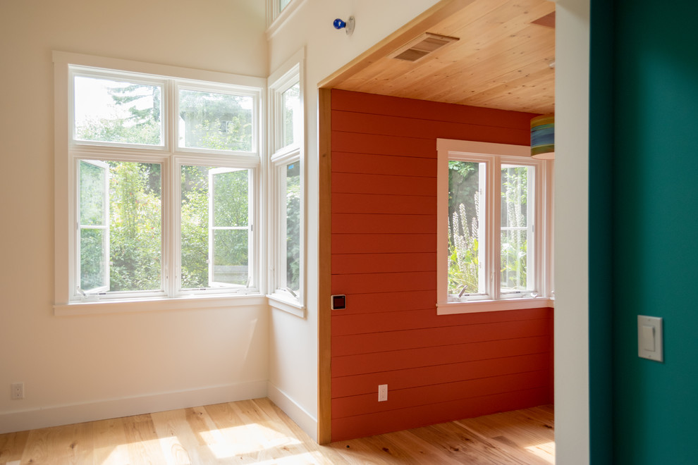 Idées déco pour une chambre parentale contemporaine de taille moyenne avec un mur orange, parquet clair, aucune cheminée et un sol marron.