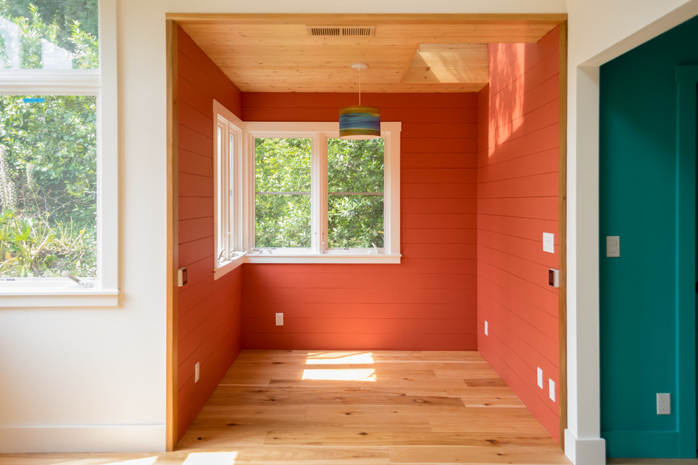Idéer för mellanstora funkis huvudsovrum, med orange väggar, ljust trägolv och brunt golv