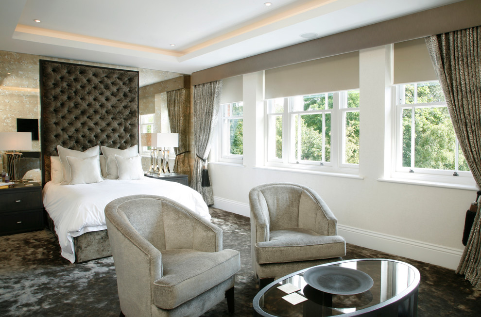 Свежая идея для дизайна: большая хозяйская спальня в современном стиле с белыми стенами и ковровым покрытием - отличное фото интерьера