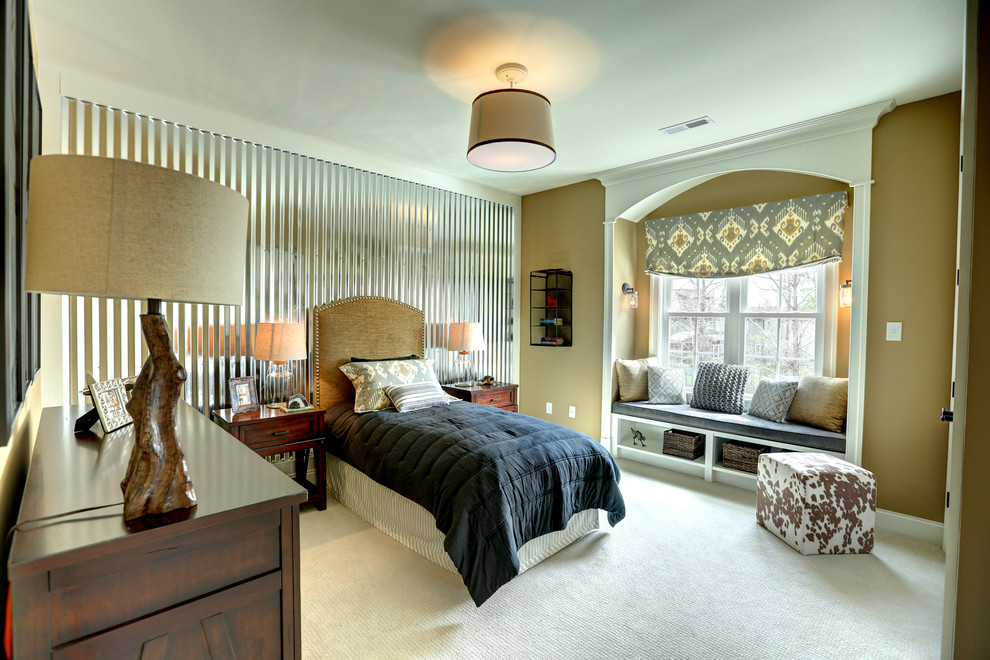 Immagine di una camera da letto chic con pareti marroni e moquette