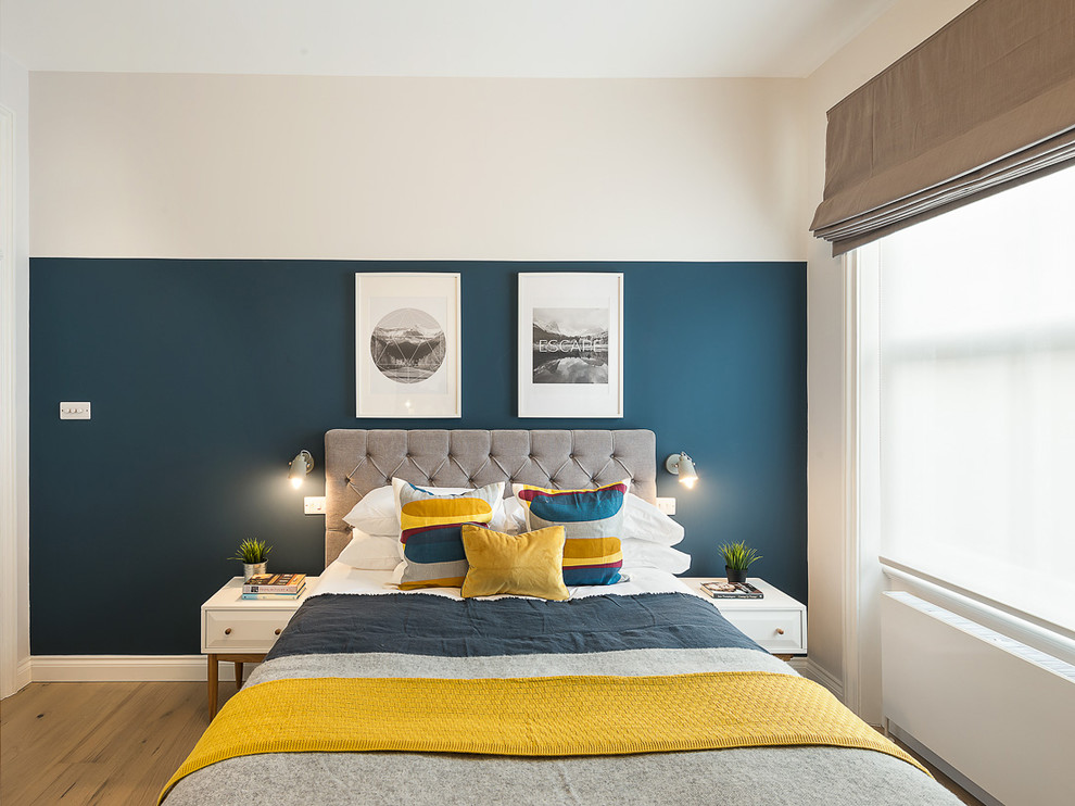 Стильный дизайн: хозяйская спальня среднего размера в современном стиле с синими стенами, светлым паркетным полом и коричневым полом без камина - последний тренд