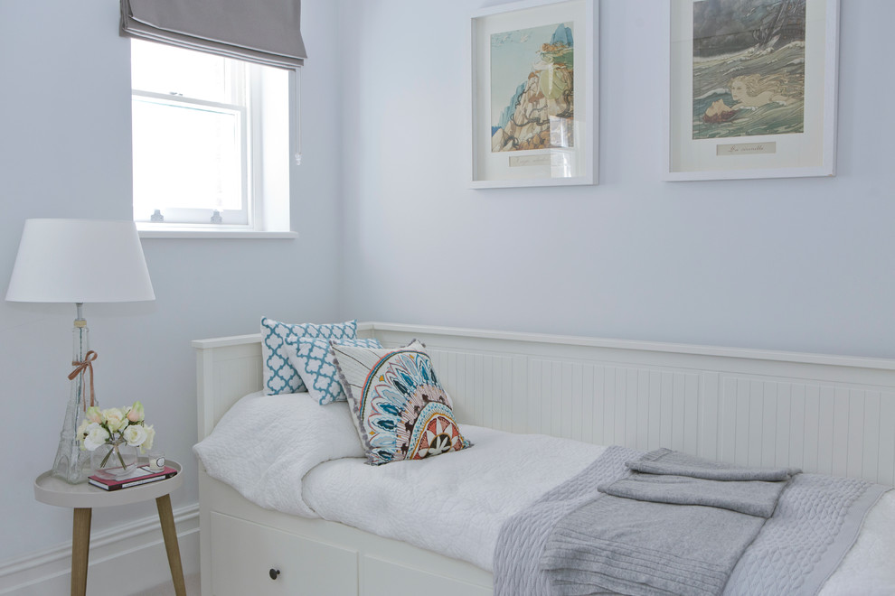 Imagen de habitación de invitados nórdica pequeña con paredes grises