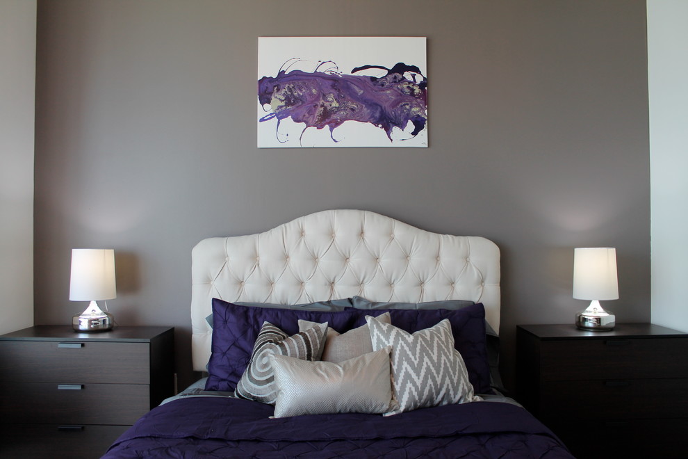 На фото: хозяйская спальня среднего размера в стиле неоклассика (современная классика) с серыми стенами и темным паркетным полом с