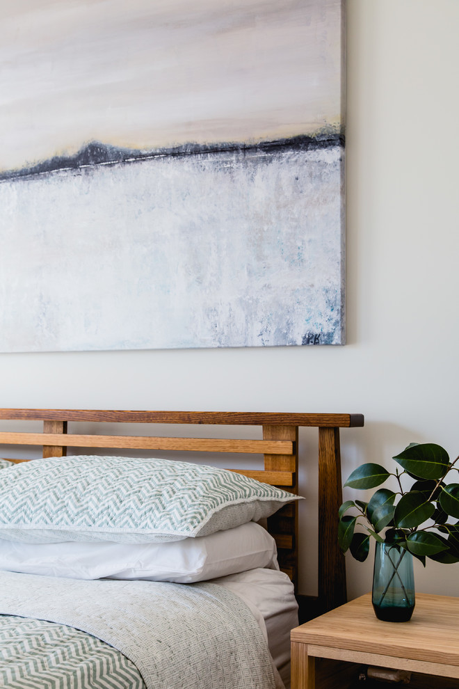 Diseño de habitación de invitados contemporánea de tamaño medio con paredes blancas y suelo de madera clara