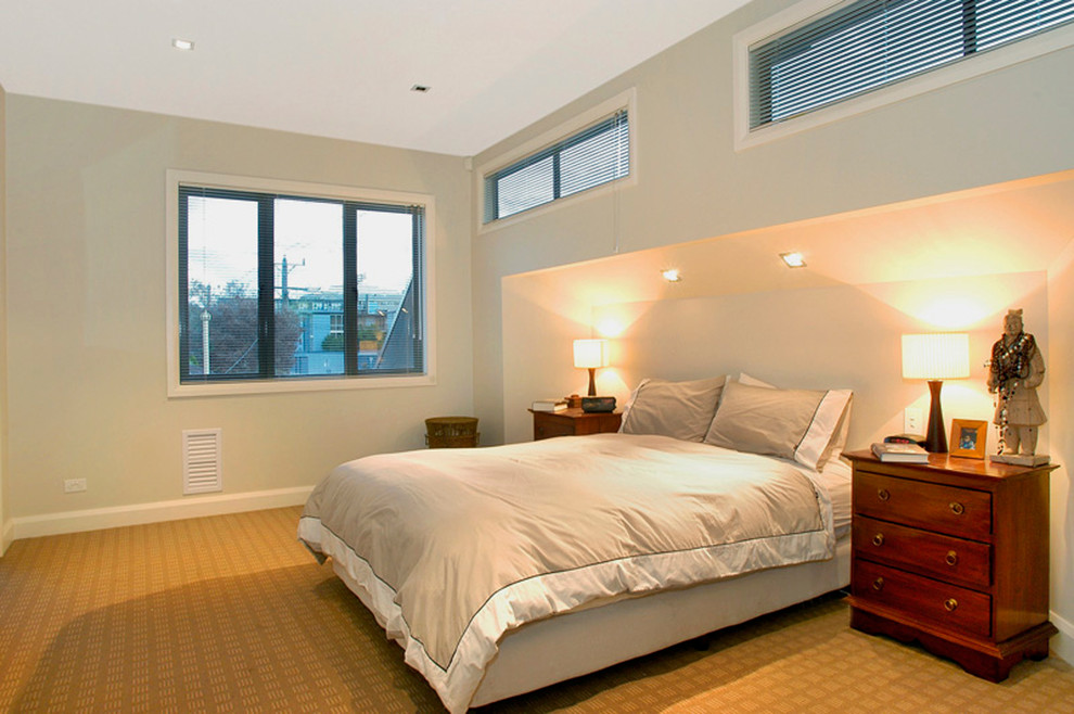 Foto de dormitorio principal, blanco y blanco y madera contemporáneo grande sin chimenea con paredes grises, moqueta y suelo marrón