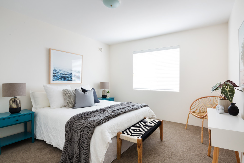 シドニーにあるビーチスタイルのおしゃれな客用寝室 (白い壁、カーペット敷き、茶色い床、グレーとブラウン) のレイアウト