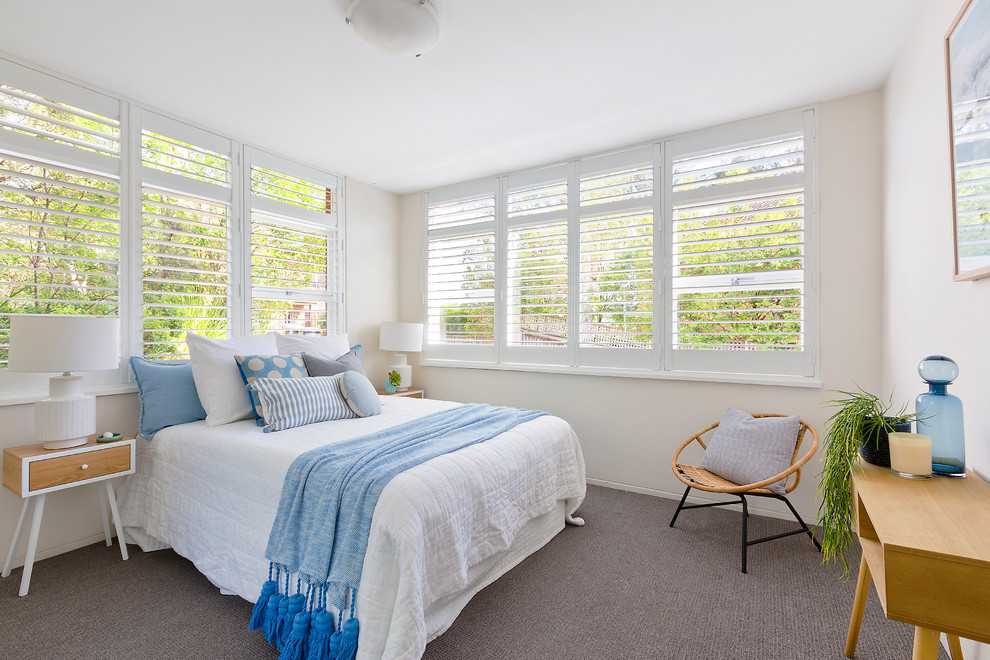 シドニーにあるトランジショナルスタイルのおしゃれな寝室 (ベージュの壁、カーペット敷き、グレーの床)