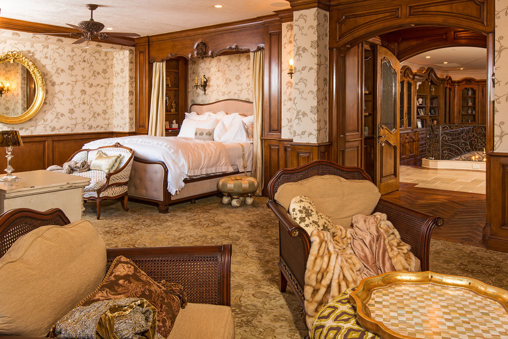 Klassisches Schlafzimmer mit beiger Wandfarbe und Teppichboden in Santa Barbara