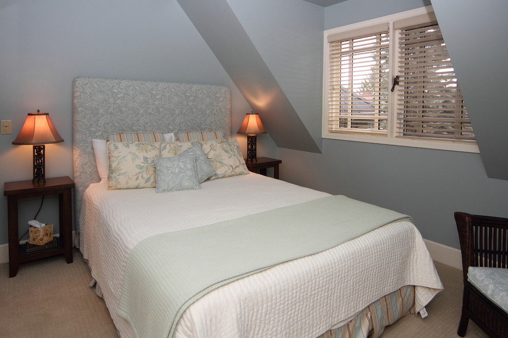 カルガリーにある中くらいなトラディショナルスタイルのおしゃれな客用寝室 (青い壁、カーペット敷き、暖炉なし) のインテリア