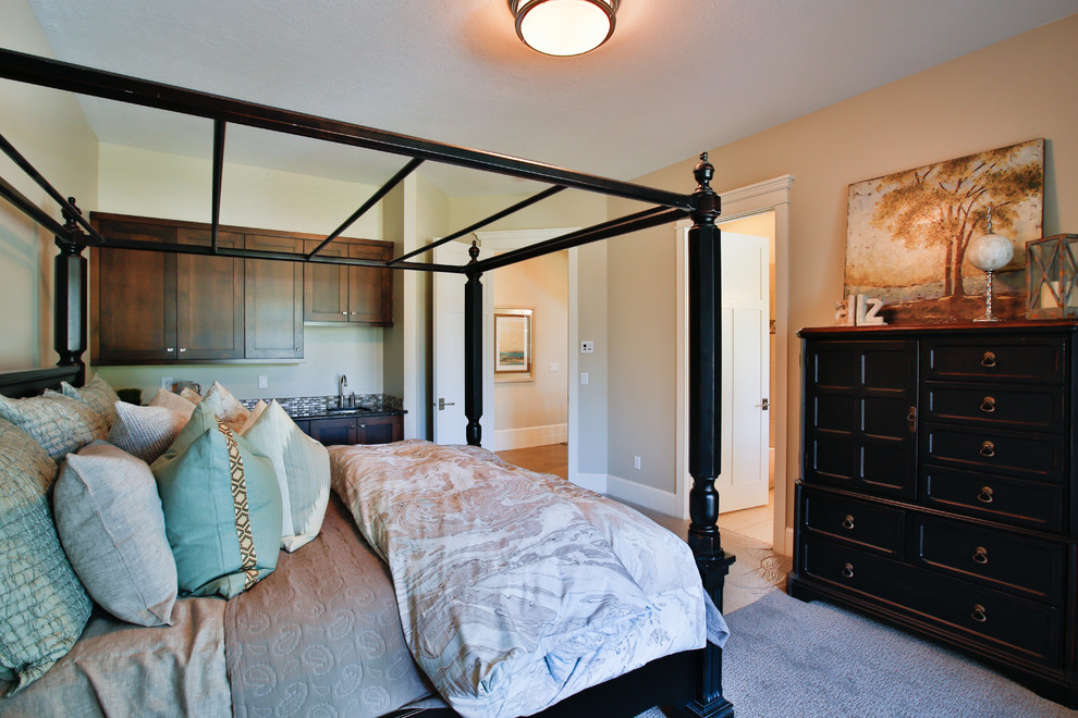 На фото: большая гостевая спальня (комната для гостей) в стиле неоклассика (современная классика) с бежевыми стенами и ковровым покрытием без камина