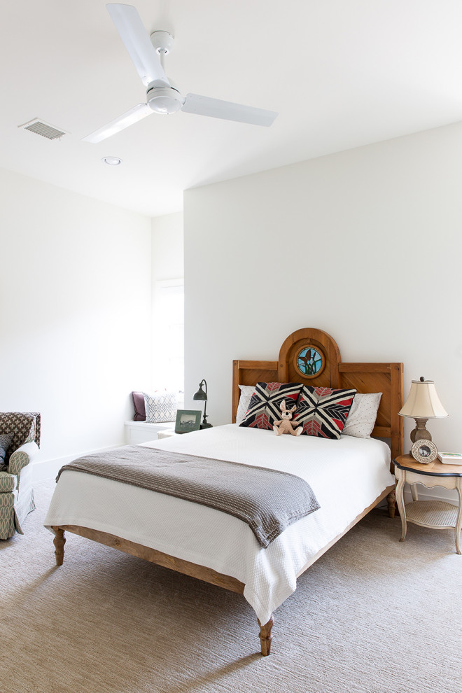 Inspiration för ett medelhavsstil sovrum, med vita väggar, heltäckningsmatta och grått golv