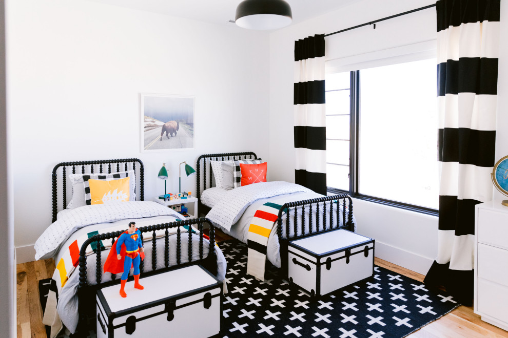 Großes Uriges Schlafzimmer mit weißer Wandfarbe, hellem Holzboden, grauem Boden und Holzwänden in Boise