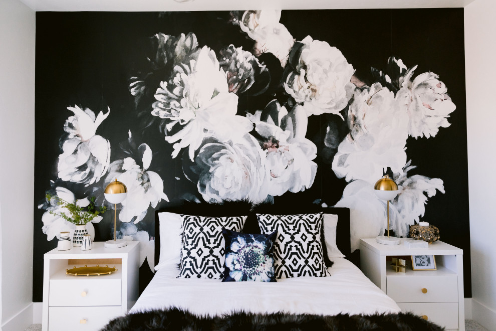 Imagen de dormitorio rural grande con paredes blancas, moqueta, suelo gris y papel pintado