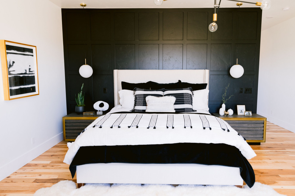 Идея дизайна: большая хозяйская спальня в стиле рустика с белыми стенами и светлым паркетным полом