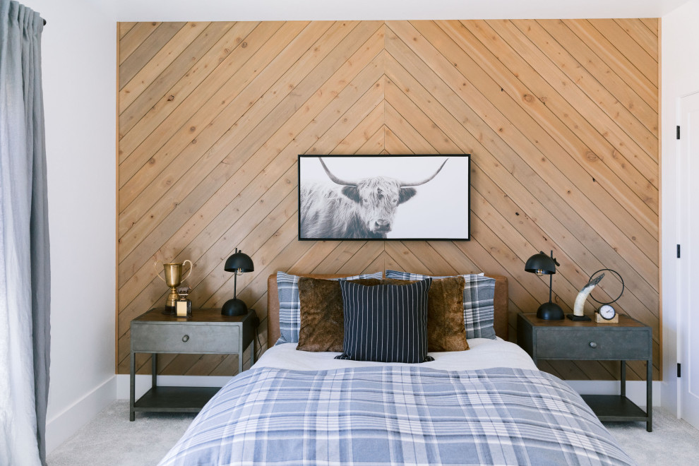 Идея дизайна: большая спальня в стиле рустика с белыми стенами, ковровым покрытием, серым полом и деревянными стенами