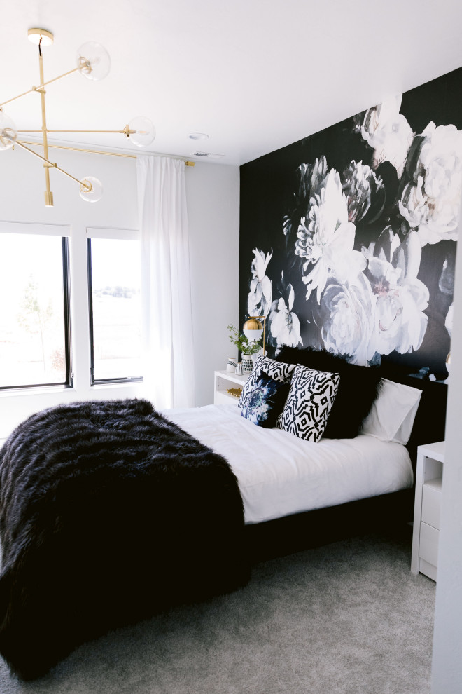 Großes Uriges Schlafzimmer mit weißer Wandfarbe, Teppichboden, grauem Boden und Tapetenwänden in Boise