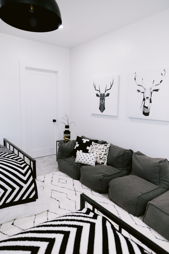 Idee per una grande camera da letto stile rurale con pareti bianche, moquette, pavimento grigio e pareti in perlinato