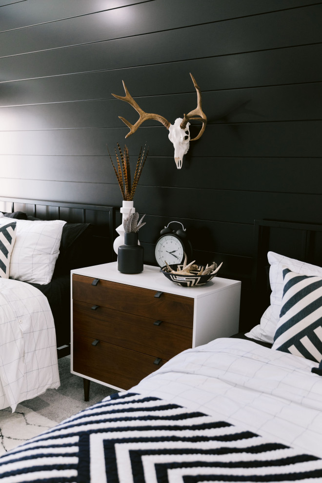 Источник вдохновения для домашнего уюта: большая спальня в стиле рустика с белыми стенами, ковровым покрытием, серым полом и стенами из вагонки