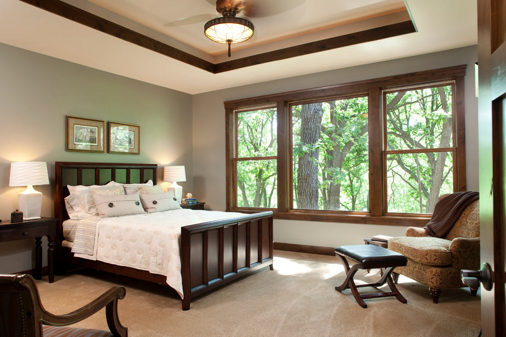 Пример оригинального дизайна: хозяйская спальня среднего размера в классическом стиле с серыми стенами, ковровым покрытием и бежевым полом без камина