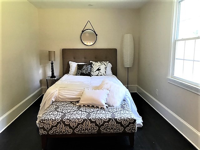 Стильный дизайн: гостевая спальня среднего размера, (комната для гостей) в классическом стиле с серыми стенами, темным паркетным полом и коричневым полом - последний тренд