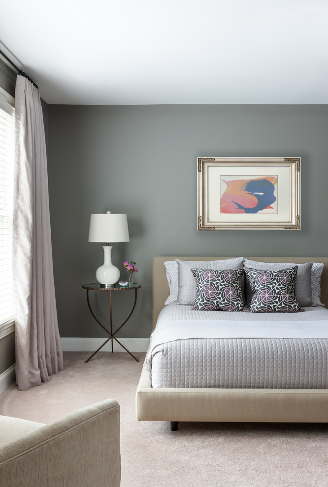 Foto de dormitorio principal clásico renovado con paredes grises, moqueta y suelo beige