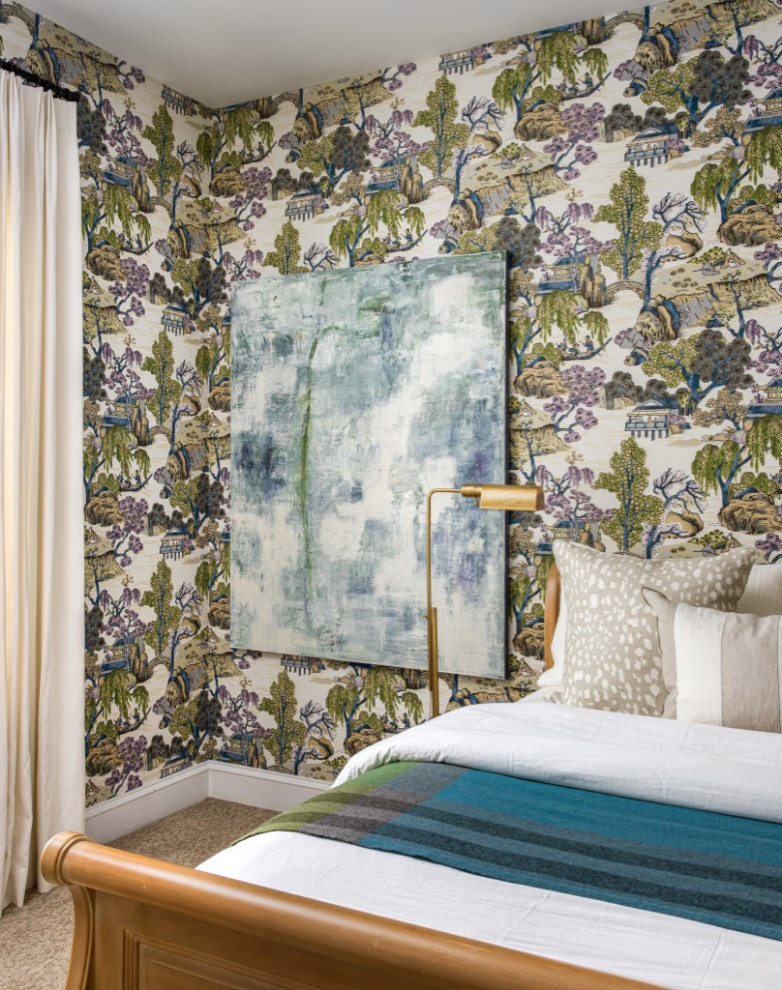 На фото: хозяйская спальня среднего размера в стиле неоклассика (современная классика) с разноцветными стенами, ковровым покрытием, коричневым полом и обоями на стенах