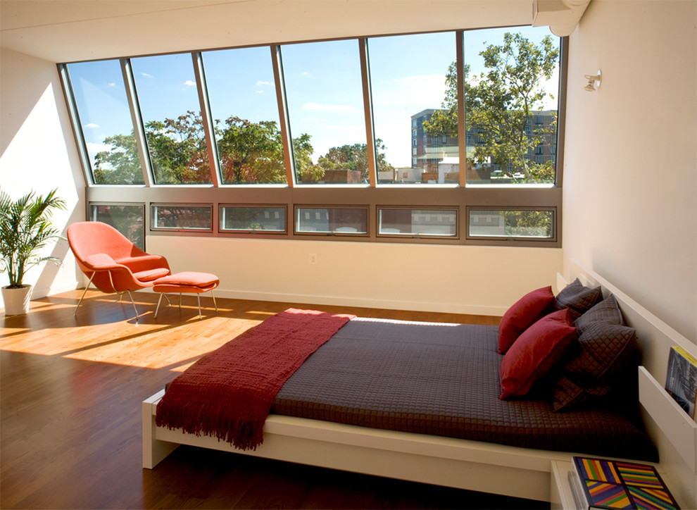 Idee per una camera da letto design con pavimento in legno massello medio