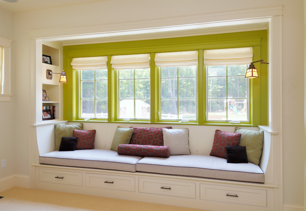 Ejemplo de dormitorio clásico con paredes blancas y moqueta