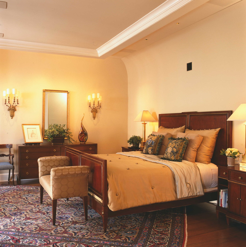 Esempio di una camera degli ospiti chic di medie dimensioni con pareti beige, parquet scuro, nessun camino e pavimento marrone